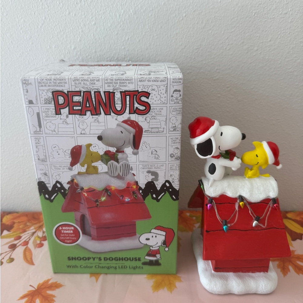 Peanuts Snoopy Doghouse with color changing LED Lights Christmas NEW.